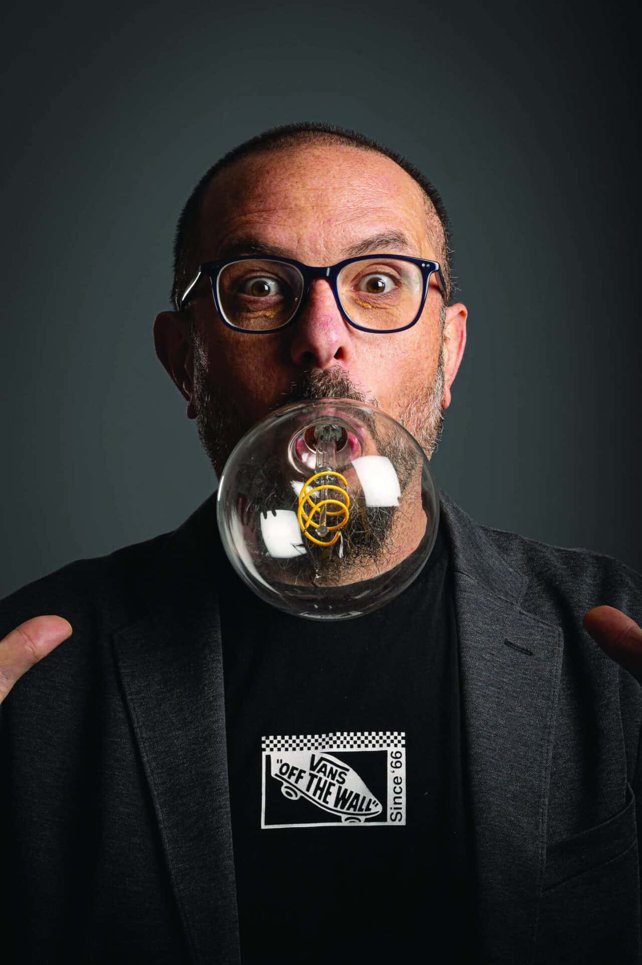 Giorgio Zanetti con occhiali e bolla di sapone, ritratto artistico.