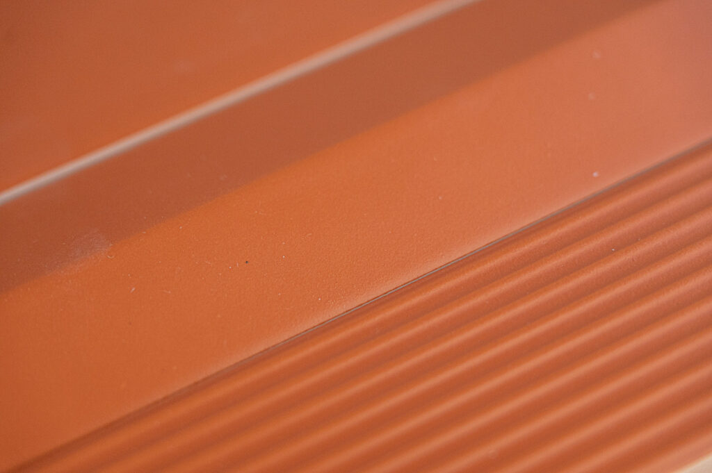 Vasetto di terracotta con fiori secchi, in stile still life, in primo piano.